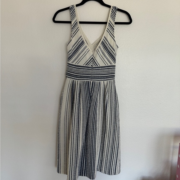 Chic and Flattering Hamptons Dress - Picture 3 of 11